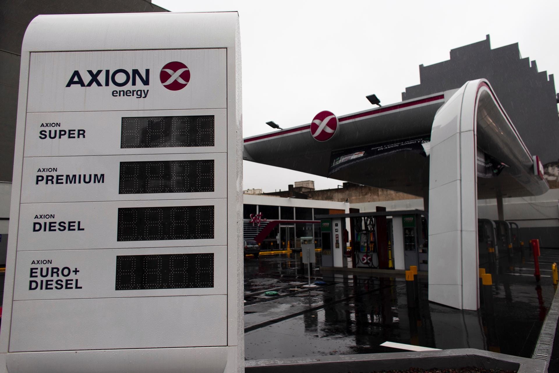 Kein Benzin mehr: An dieser Tankstelle in der Hauptstadt Argentiniens sind die Anzeigen ausgefallen.