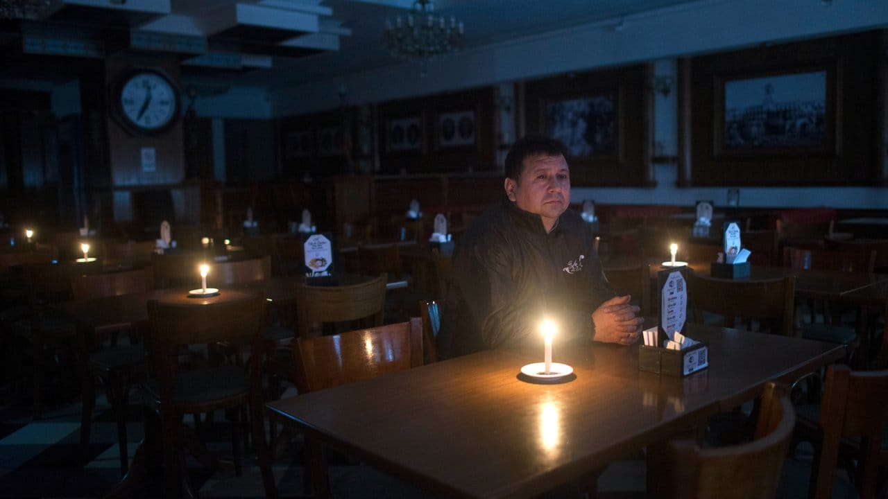 Ein Kunde sitzt in einer Bar in Buenos Aires während eines Stromausfalls.