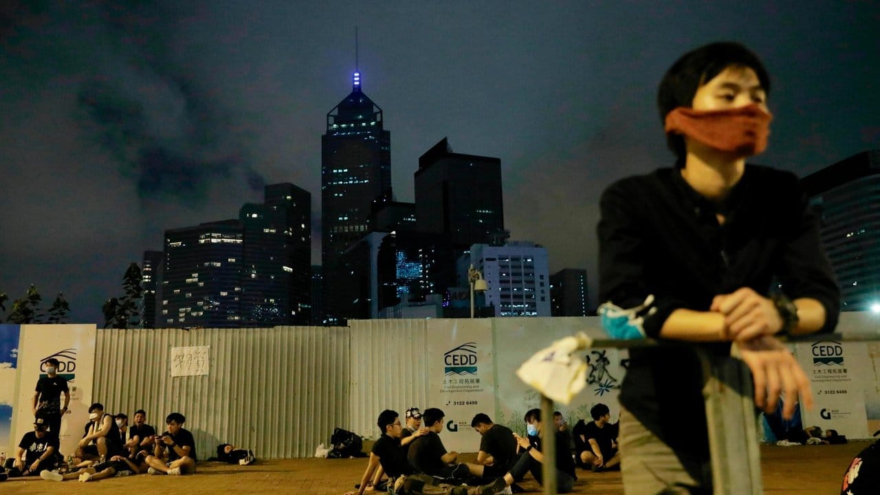 Trotz einer Ankündigung der Regierung, ein umstrittenes Gesetz zur Auslieferung mutmaßlicher Straftäter an China auf Eis zu legen, gehen die Proteste in der Finanzmetropole Hongkong weiter.
