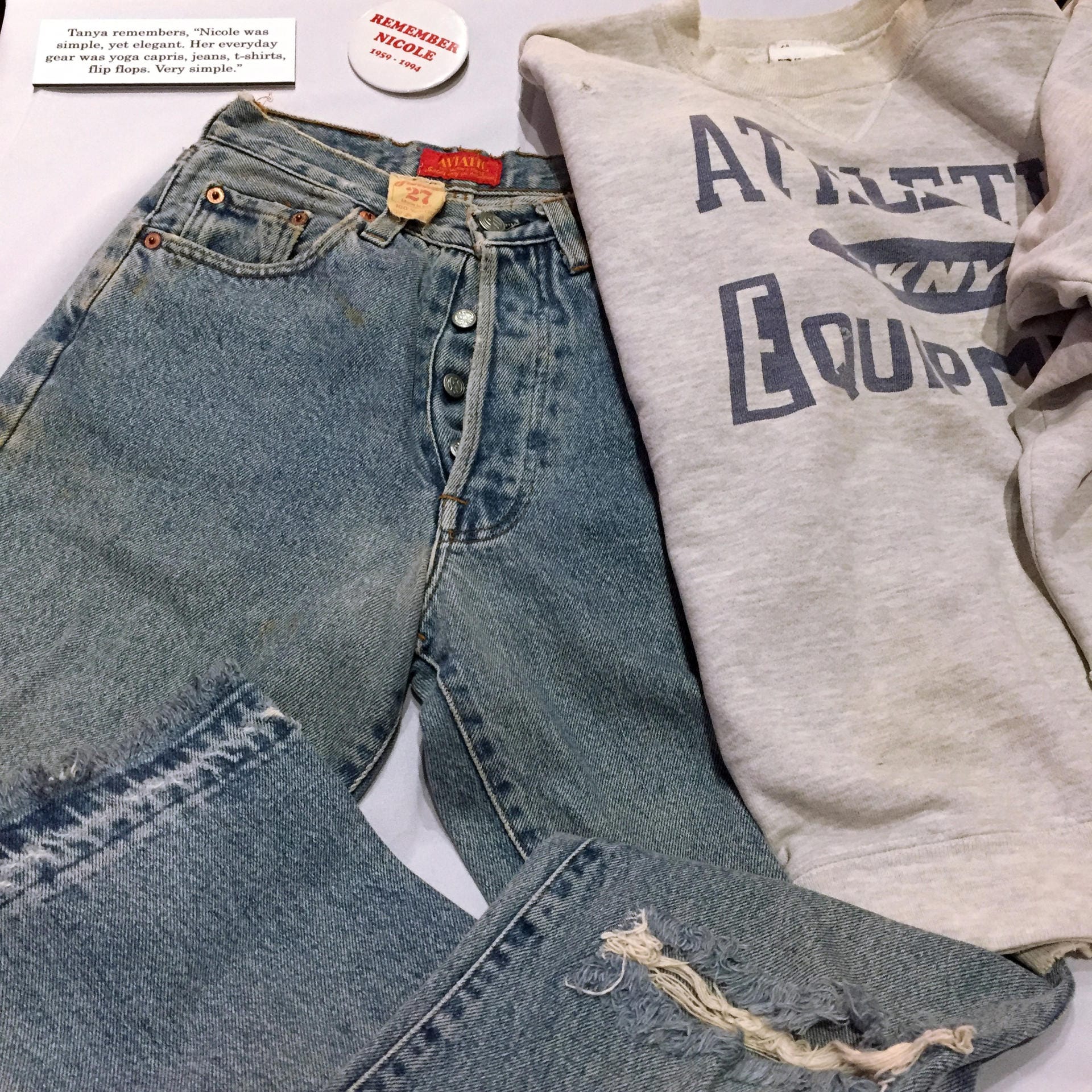 Auch Jeans und ein Sweatshirt von Nicole Brown Simpson sind in der Sonderausstellung ausgestellt. Die Ausstellung hat Tanya, eine Schwester Nicoles, konzipiert.