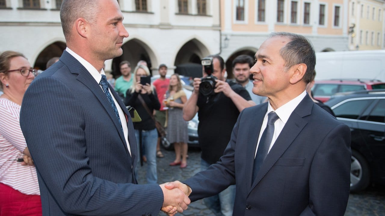 Sebastian Wippel gratuliert Octavian Ursu, dem neuen Oberbürgermeister von Görlitz.