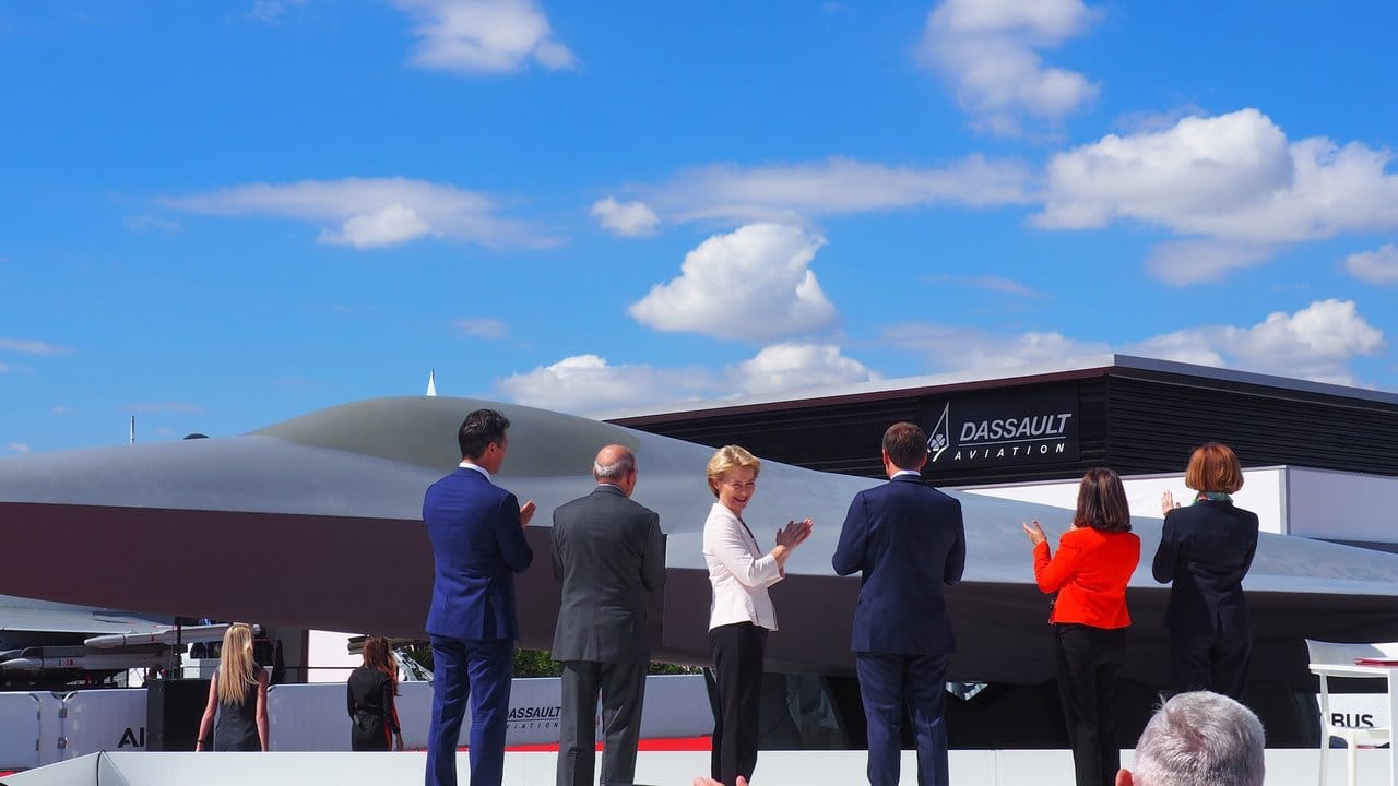 Verteidigungsministerin Ursula von der Leyen zusammen mit Frankreichs Präsident Emmanuel Macron bei der Präsentation eines Modells des neuen europäischen Kampfjets in Le Bourget bei Paris.