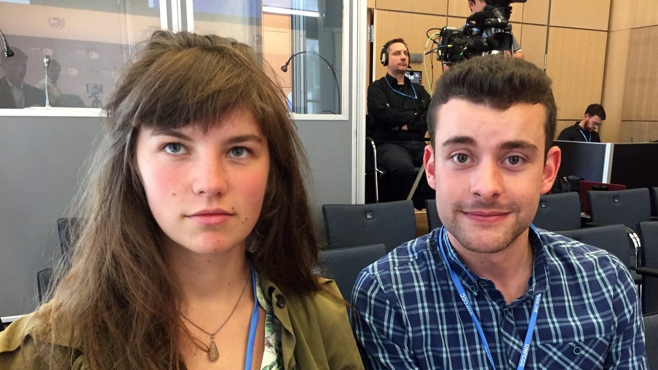 Die Friday-for-Future-Aktivisten Maya Florinda Krieg und Luca Samlidis in Bonn.