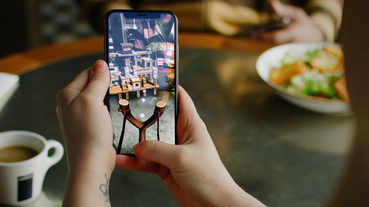 Mit Hilfe der Smartphone-Kamera entstehen im echten Raum digitale Spielwelten mit bunten Vögeln und grünen Schweinen. Mit Hilfe der Smartphone-Kamera entstehen im echten Raum digitale Spielwelten mit bunten Vögeln und grünen Schweinen.
