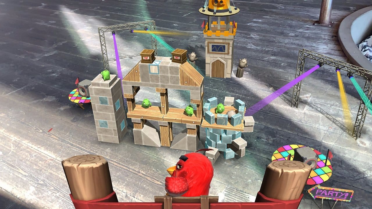 Statt in der 2D-Ansicht schleudert man die Vögel in "Angry Birds AR" nun aus der Ego-Perspektive auf die klapperigen Bauten der grünen Schweine. Statt in der 2D-Ansicht schleudert man die Vögel in "Angry Birds AR" nun aus der Ego-Perspektive auf die klapperigen Bauten der grünen Schweine.