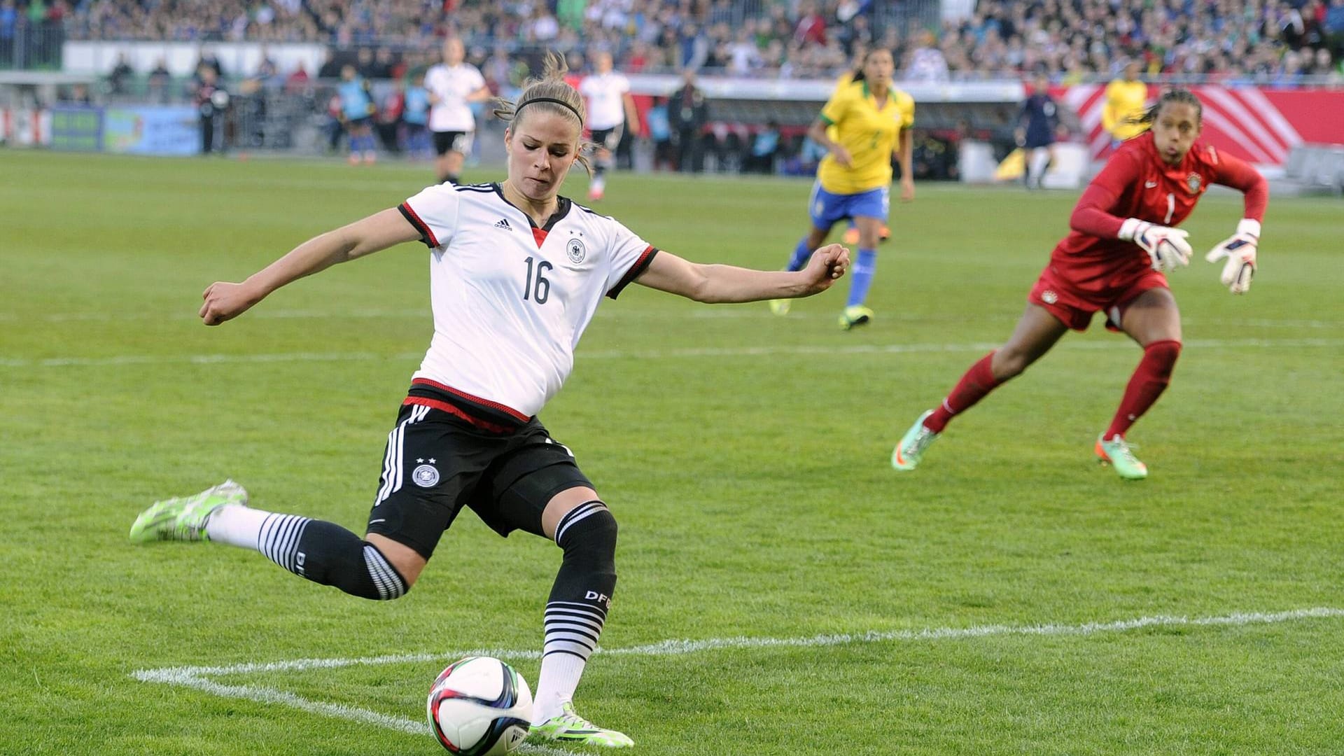 Melanie Leupolz: Hat sich als Spielerin des FC Bayern gerne auf die Fähigkeiten von Bastian Schweinsteiger und Thiago konzentriert. "Momentan beeindrucken mich die Ballsicherheit und der Fintenreichtum von Thiago, aber auch die kompromisslose Zweikampfführung von Arturo Vidal", sagte Leupolz im November 2017 gegenüber t-online.