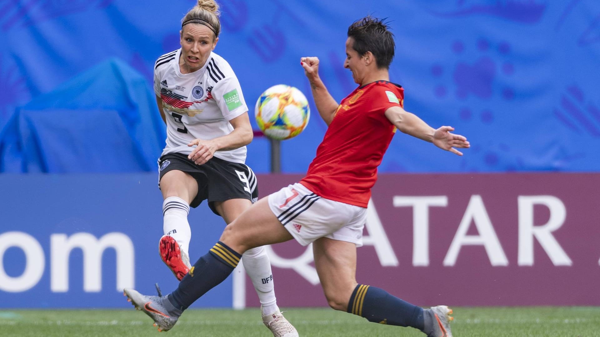 Svenja Huth: Schaut sich lieber bei den Frauen etwas ab. "Ich habe als junge Spielerin beim FFC Frankfurt das Glück gehabt, mit meinem Vorbild Birgit Prinz trainieren und sogar spielen zu dürfen", sagte Huth vor WM-Start der FAZ, "da waren dann auch noch Kerstin Garefrekes, Sandra Smisek, Steffi Jones, Nia Künzer oder viele andere. Da habe ich mir gesagt, dass ich das auch erreichen will. Ich musste nicht zu den Männern schauen, um mir ein Idol zu suchen."