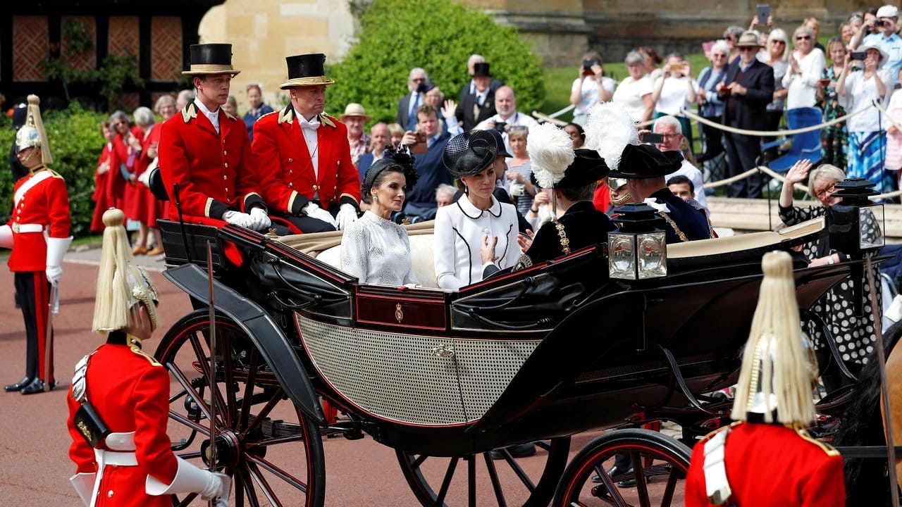 Herzogin Kate (M) und Königin Letizia von Spanien (l) teilen sich eine Kutsche.