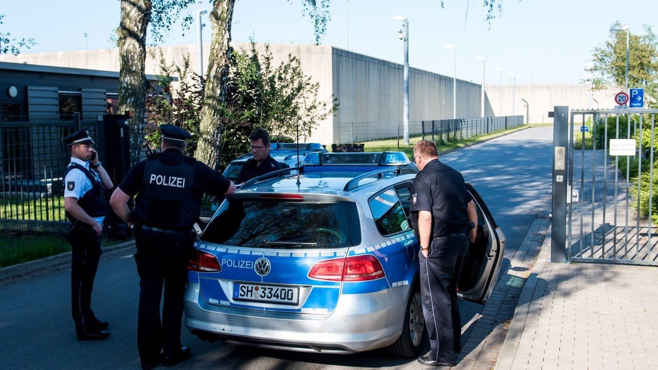Ein großer Polizeieinsatz ist auf dem Gelände der JVA Lübeck angelaufen.