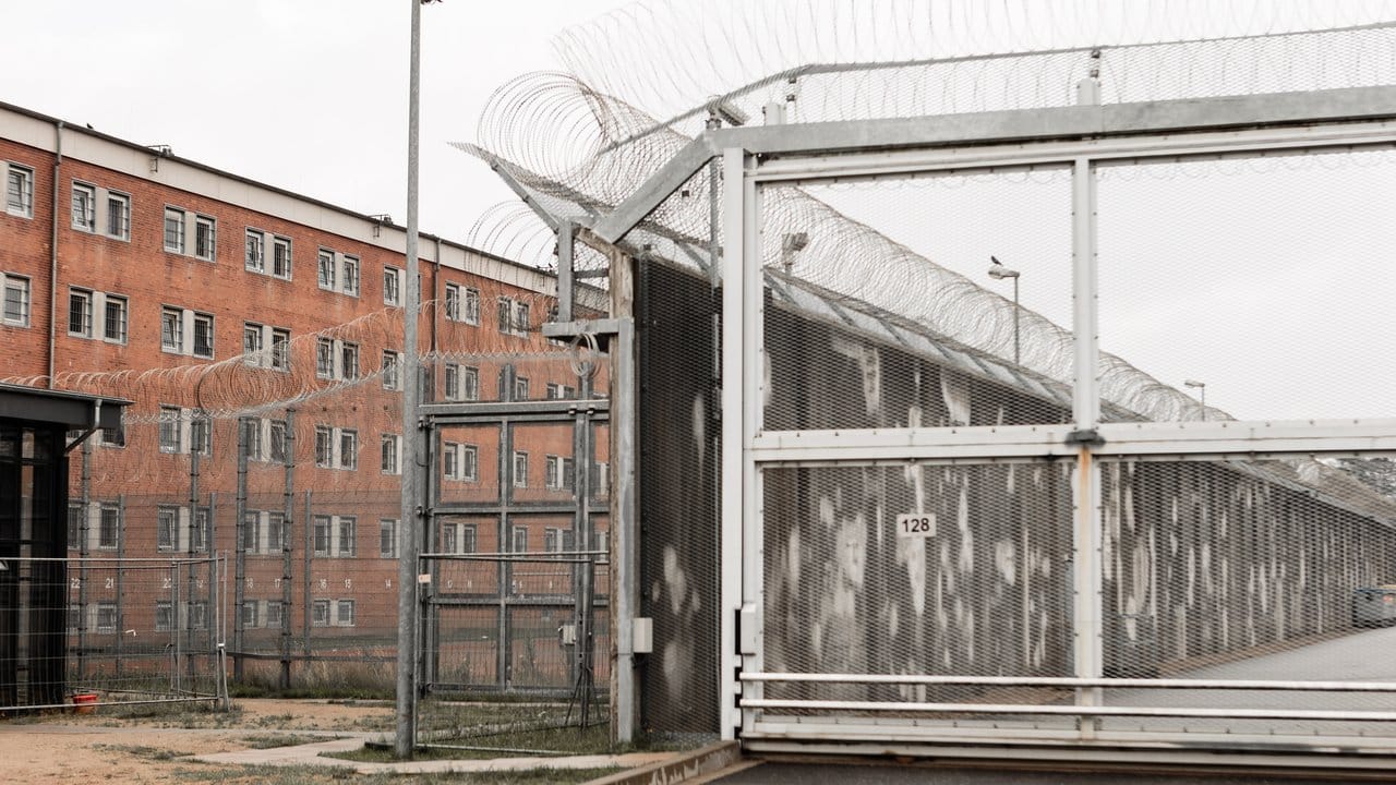Ein Zellentrakt und Sicherungsanlagen auf dem Gelände der Justizvollzugsanstalt Lübeck.