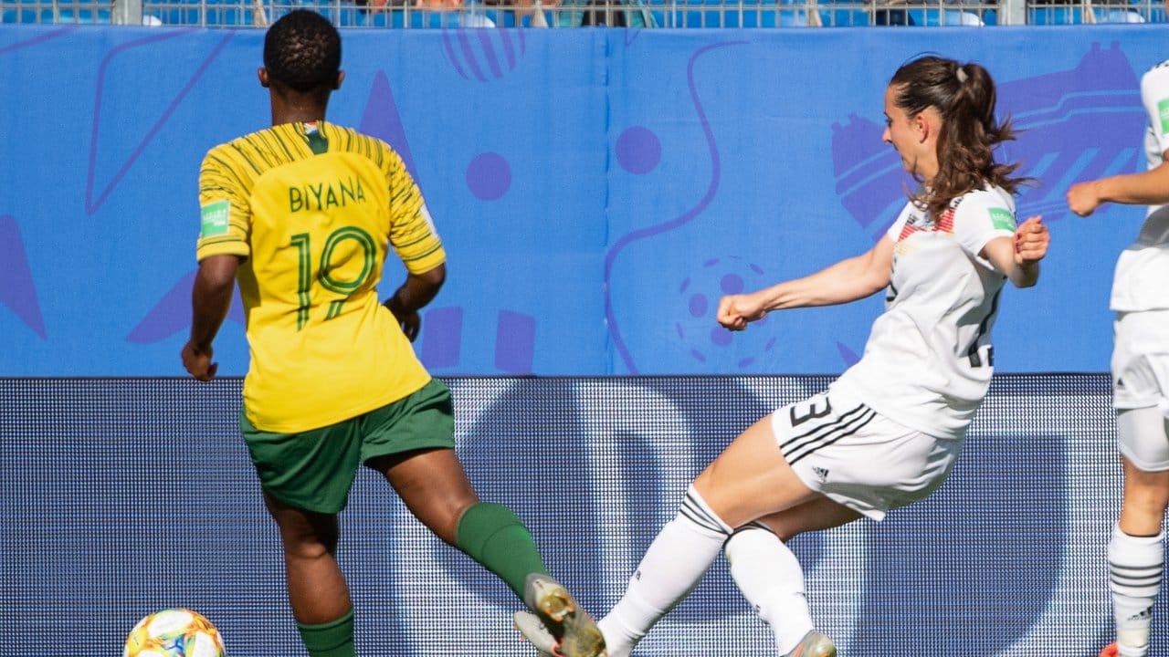 Sara Däbritz (r) erhöht zum 2:0 für die deutschen Fußball-Frauen.