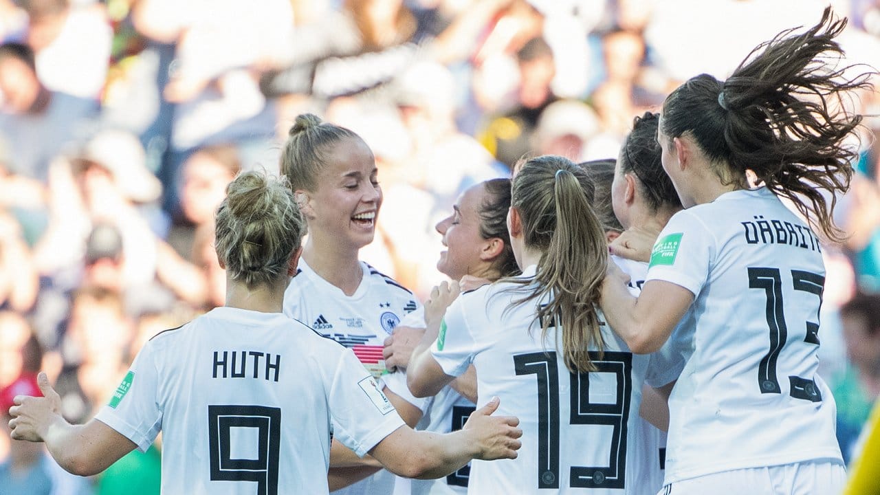 Die deutschen Spielerinnen feiern den Treffer von Lina Magull zum 4:0-Endstand.