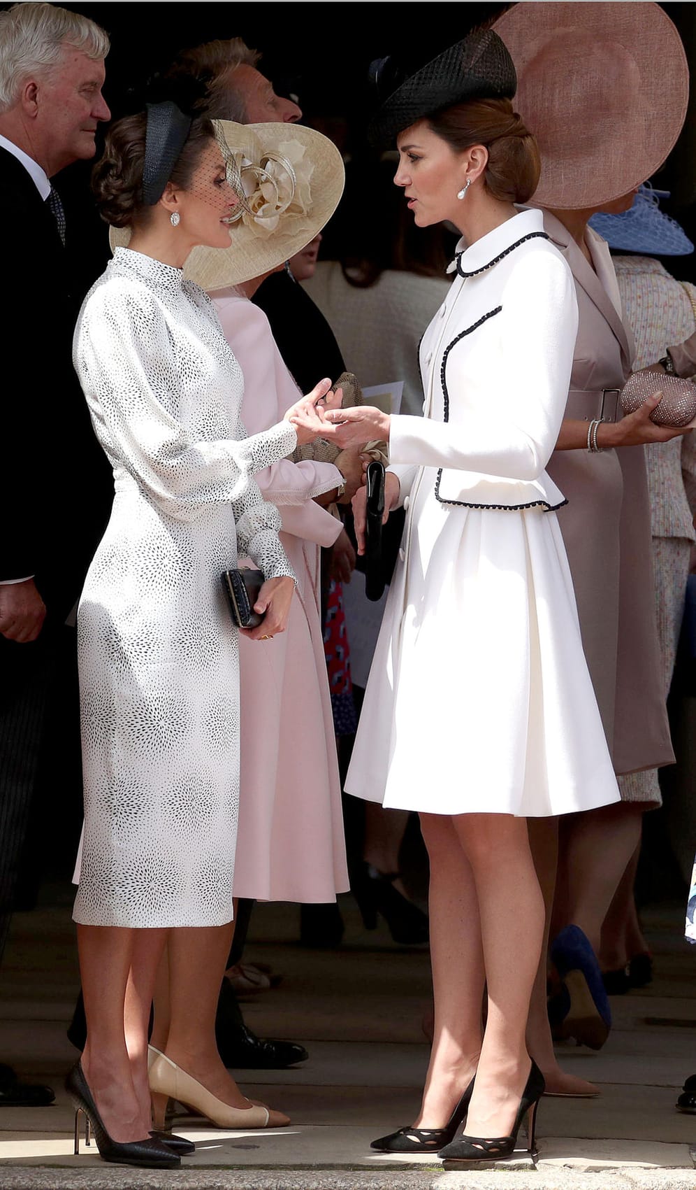 Königin Letizia: Sie trug ein hochgeschlossenes weißes Kleid mit abstraktem Blütenmuster.