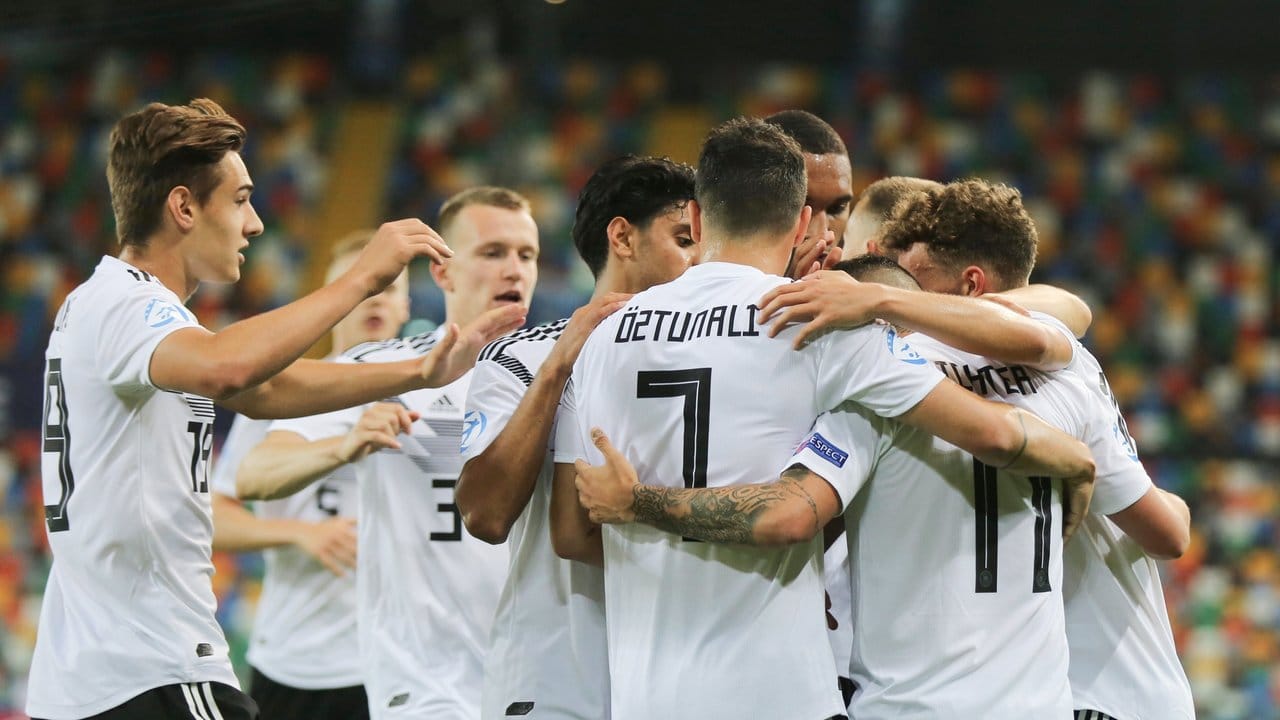 Die deutschen U21-Spieler feiern den zweiten Treffer von Marco Richter.