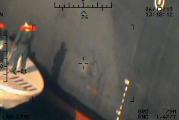 Das US-Militär gibt an, die Aufnahmen am 13. Juni von einem Hubschrauber aus im Golf von Oman geschossen zu haben. Sie seien ein Beweismittel dafür, dass der Iran für die mutmaßlichen Angriffe auf zwei Tanker verantwortlich sei.