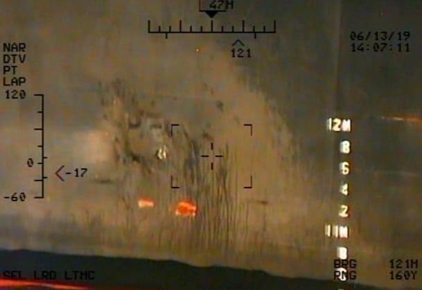 Das Foto zeigt offenbar die Reste eines Magneten, mit dem eine Mine an einem der Tanker befestigt worden sein soll. Das US-Militär spricht von einem Haftminenangriff.
