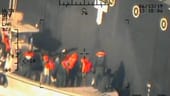 Ein Foto zeigt offenbar, wie Menschen an Bord eines iranischen Schnellbootes eine nicht explodierte Mine vom Tanker "Kokuka Courageous" entfernten.