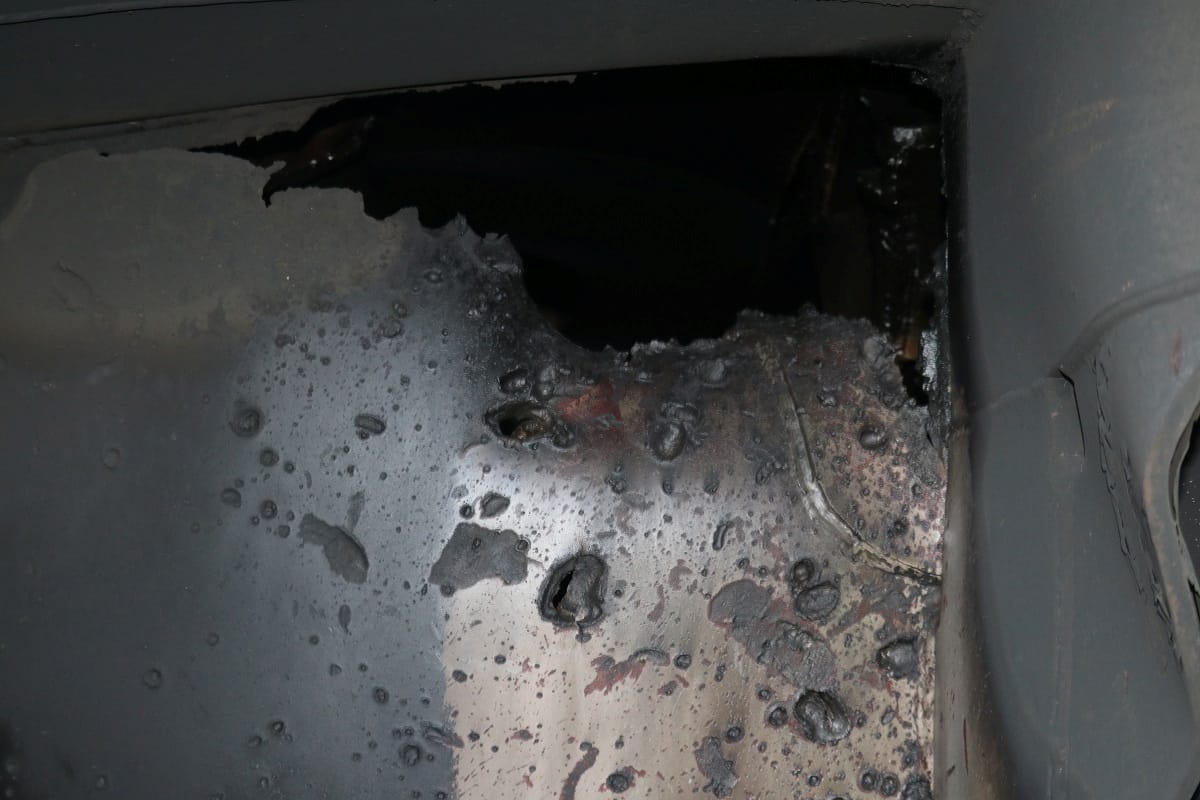 Das Foto soll laut US-Militär den Schaden nach der Explosion einer Mine am Rumpf des Bootes zeigen.