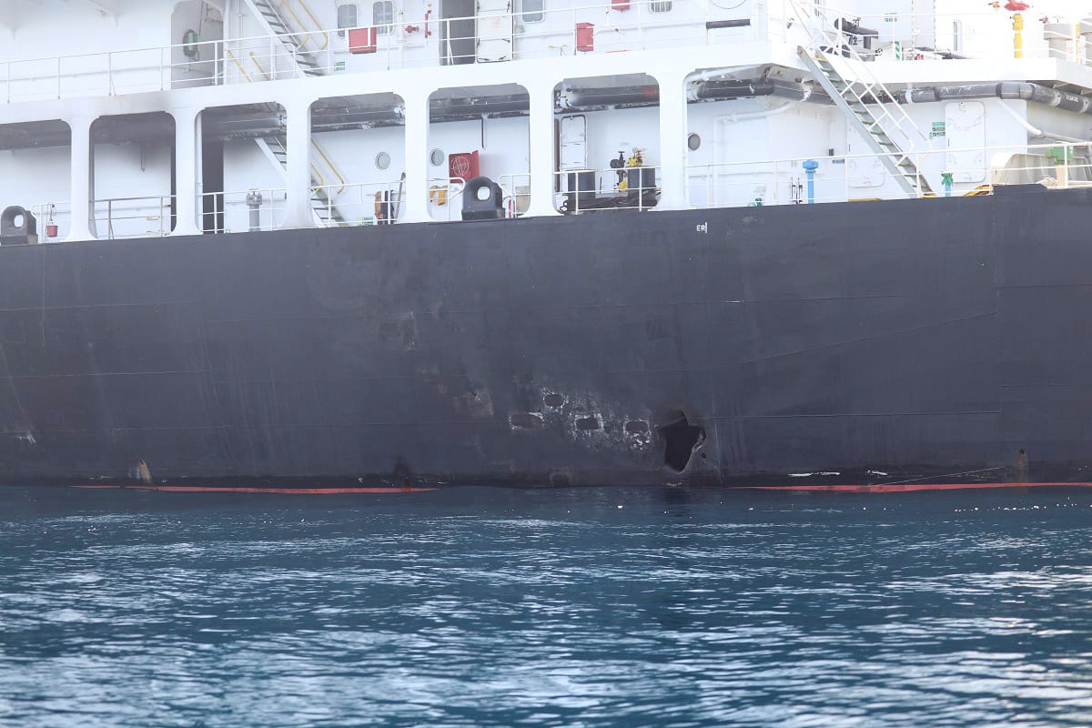 Ein weiteres Foto zeigt mehrere Löcher in der Seite des Tankers.