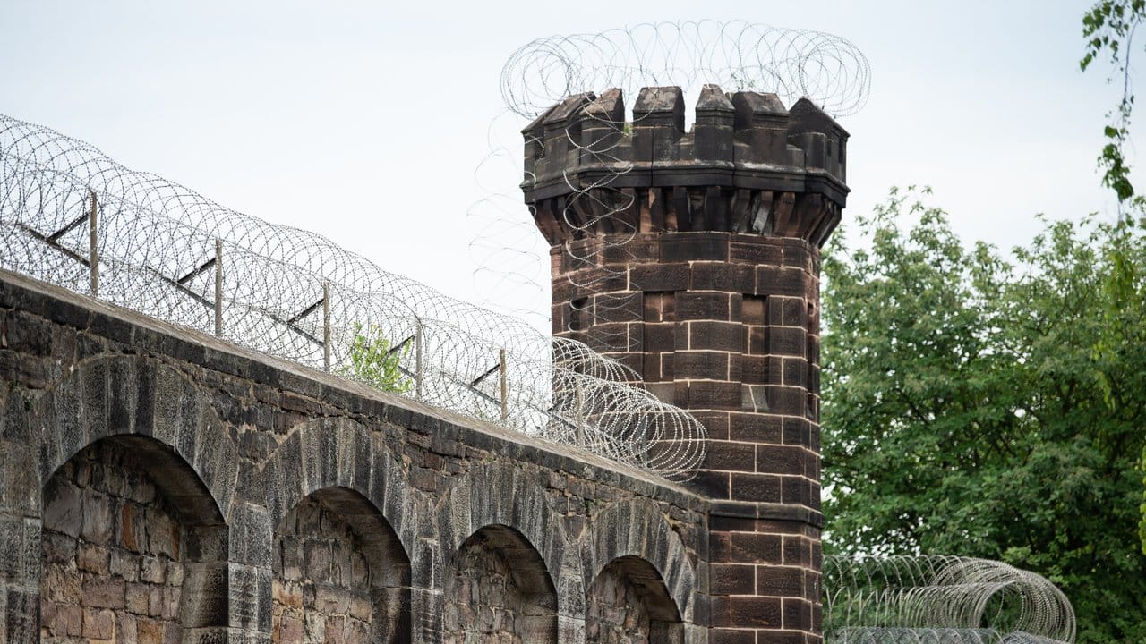 Mauern mit Stacheldraht umschließen die Justizvollzugsanstalt Kassel I.