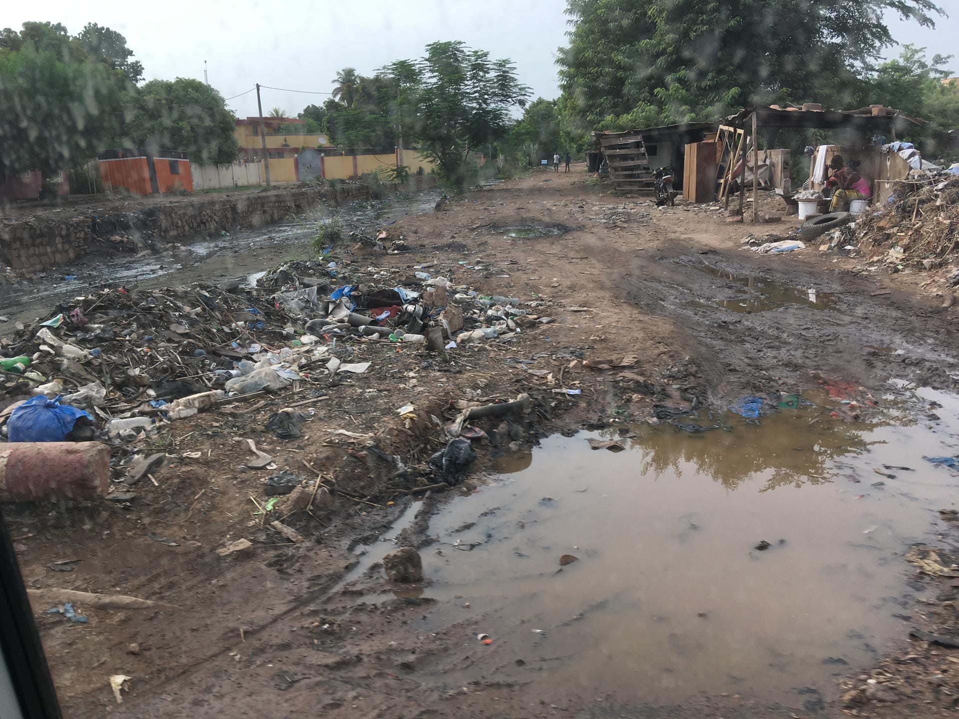 Müll und Unrat säumen die Straßenränder in fast jedem Dorf und jeder Stadt Malis.