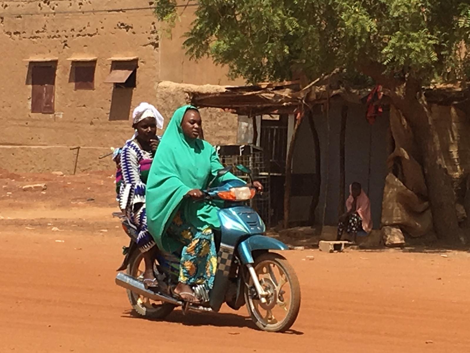Beliebtes Fortbewegungsmittel und überall in Mali zu sehen: kleine Motorräder.