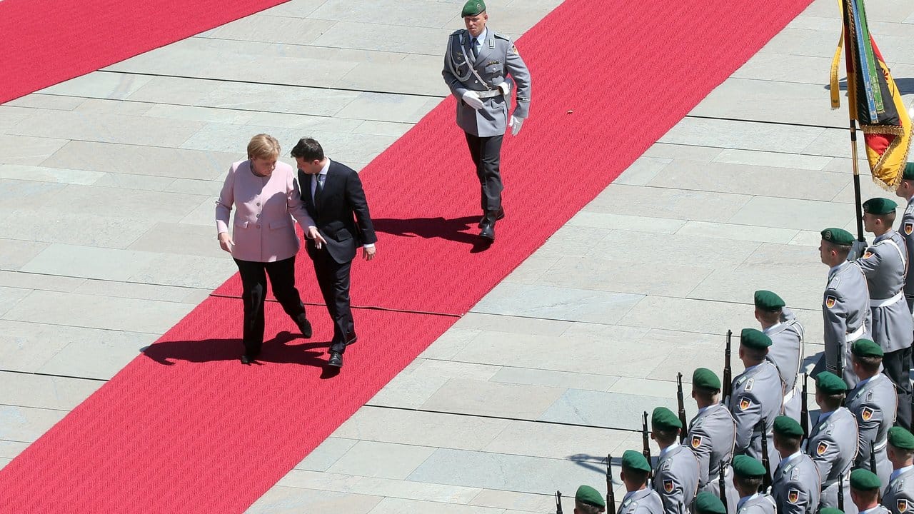 Die Kanzlerin empfängt ihren Gast mit militärischen Ehren vor dem Bundeskanzleramt.