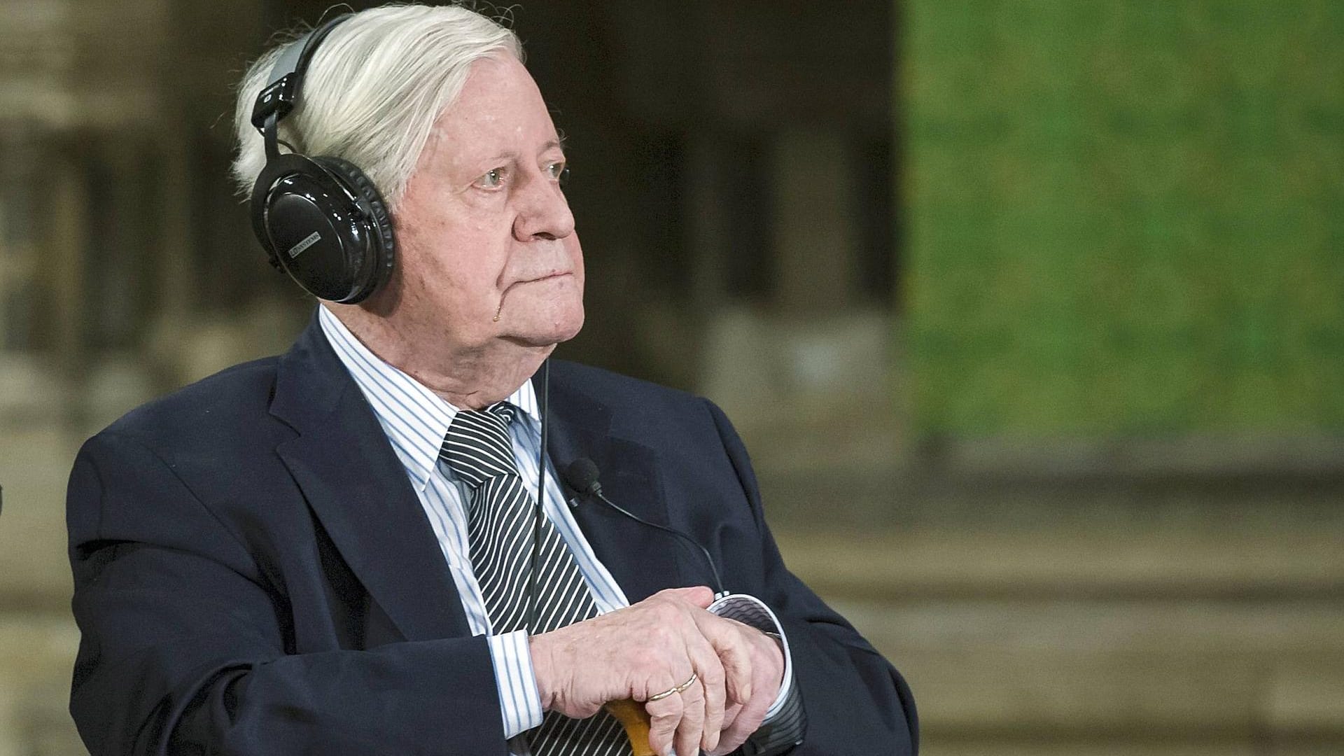 Helmut Schmidt unterhielt sich gerade mit dem französischen Präsidenten, als es passierte: Der deutsche Kanzler begann zu röcheln und brach bewusstlos zusammen. Der Schreckmoment im Februar 1980 war jedoch schnell überstanden: Kurze Zeit spät war Schmidt wieder auf den Beinen. (Archivbild)