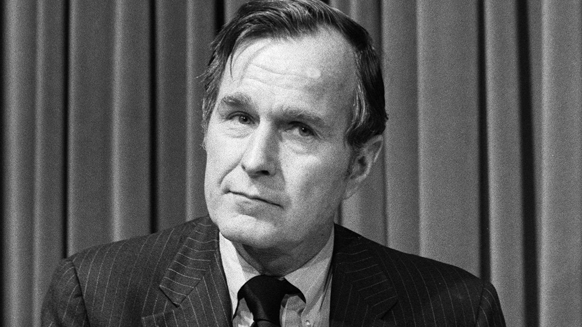 Der ehemalige US-Präsident George H. W. Bush, der das Amt von 1989 bis 1993 innehatte, besuchte im Januar 1992 den japanischen Ministerpräsidenten. Während des Festessens zu Ehren des Gastes wurde Bush plötzlich so schlecht, dass er sich noch am Tisch übergeben musste und in Ohnmacht fiel. Ärzte konnten allerdings bei einer anschließenden Untersuchung keine Auffälligkeiten feststellen. (Archivbild)