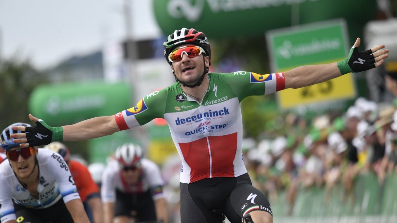 Elia Viviani jubelt über seinen ersten Etappensieg bei der Tour de Suisse.