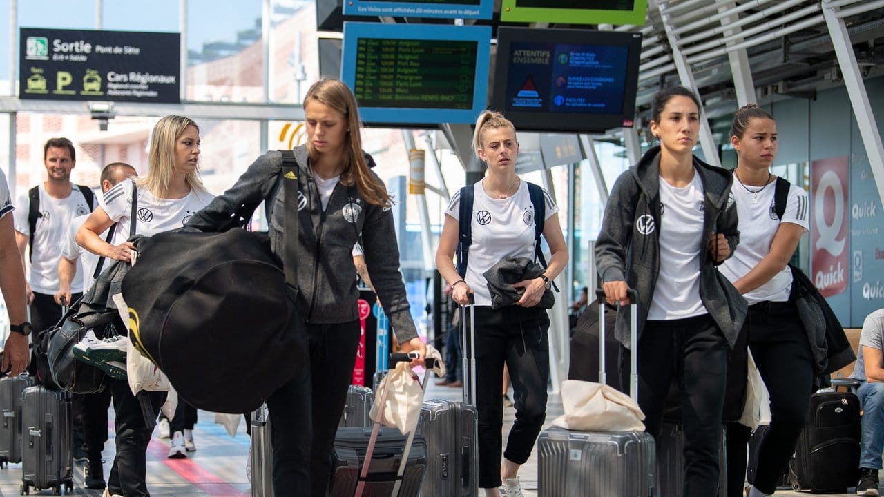 Umzug: Deutschlands Fußball-Frauen ziehen nach Grenoble um.