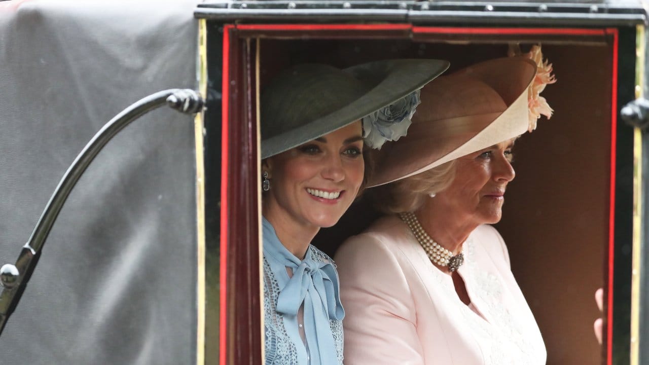 Herzogin Kate (l) und Herzogin Camilla in der Pferdekutsche auf dem Weg nach Ascot.