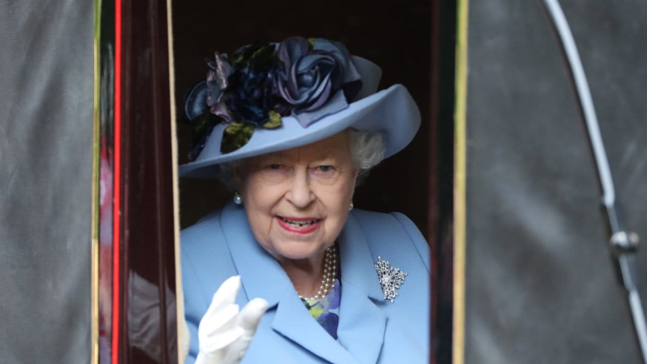 Die britische Königin Elizabeth kam in der Pferdekutsche nach Ascot.