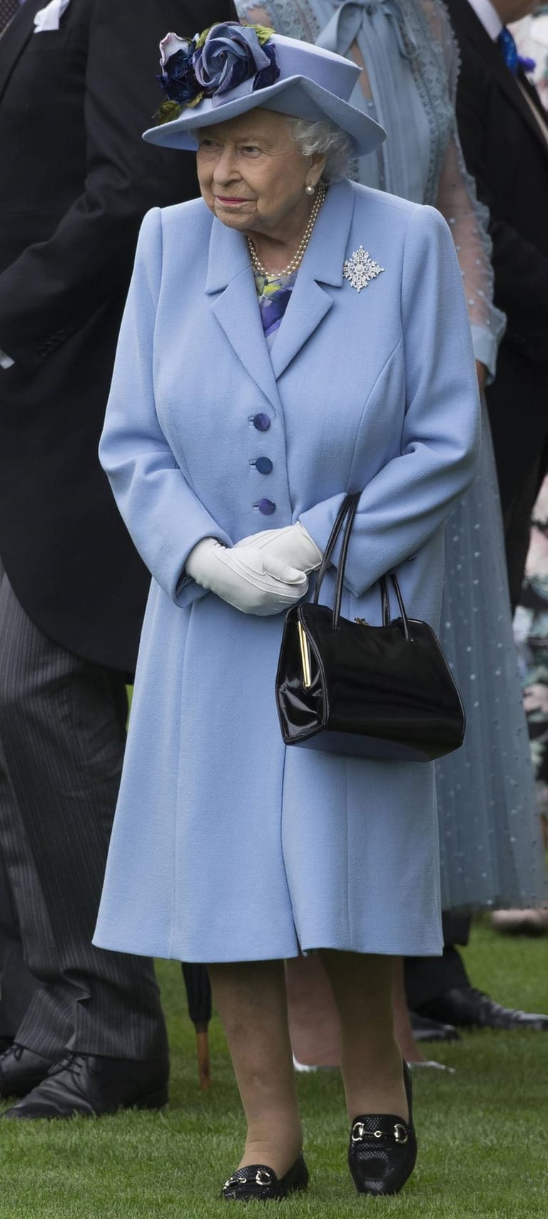 Königin Elizabeth II. kam zum Auftakt in einer hellblauen Kombi.