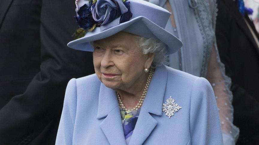 Königin Elizabeth II. kam zum Auftakt in einer hellblauen Kombi.