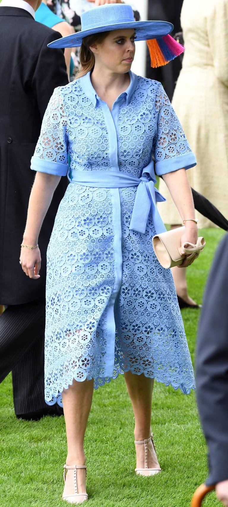Prinzessin Beatrice entschied sich für ein hellblaues Kleid mit Lochstickerei.