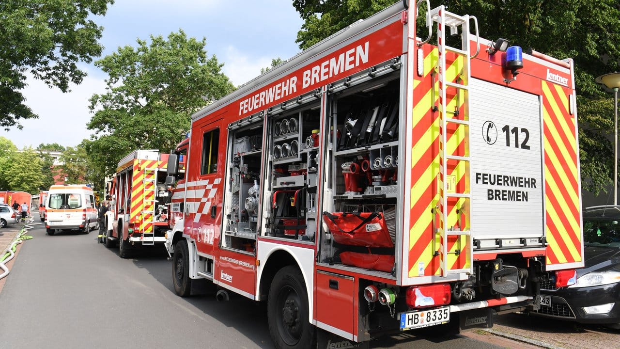 Einsatzkräfte der Feuerwehr am Unglücksort in Bremen-Huchting.