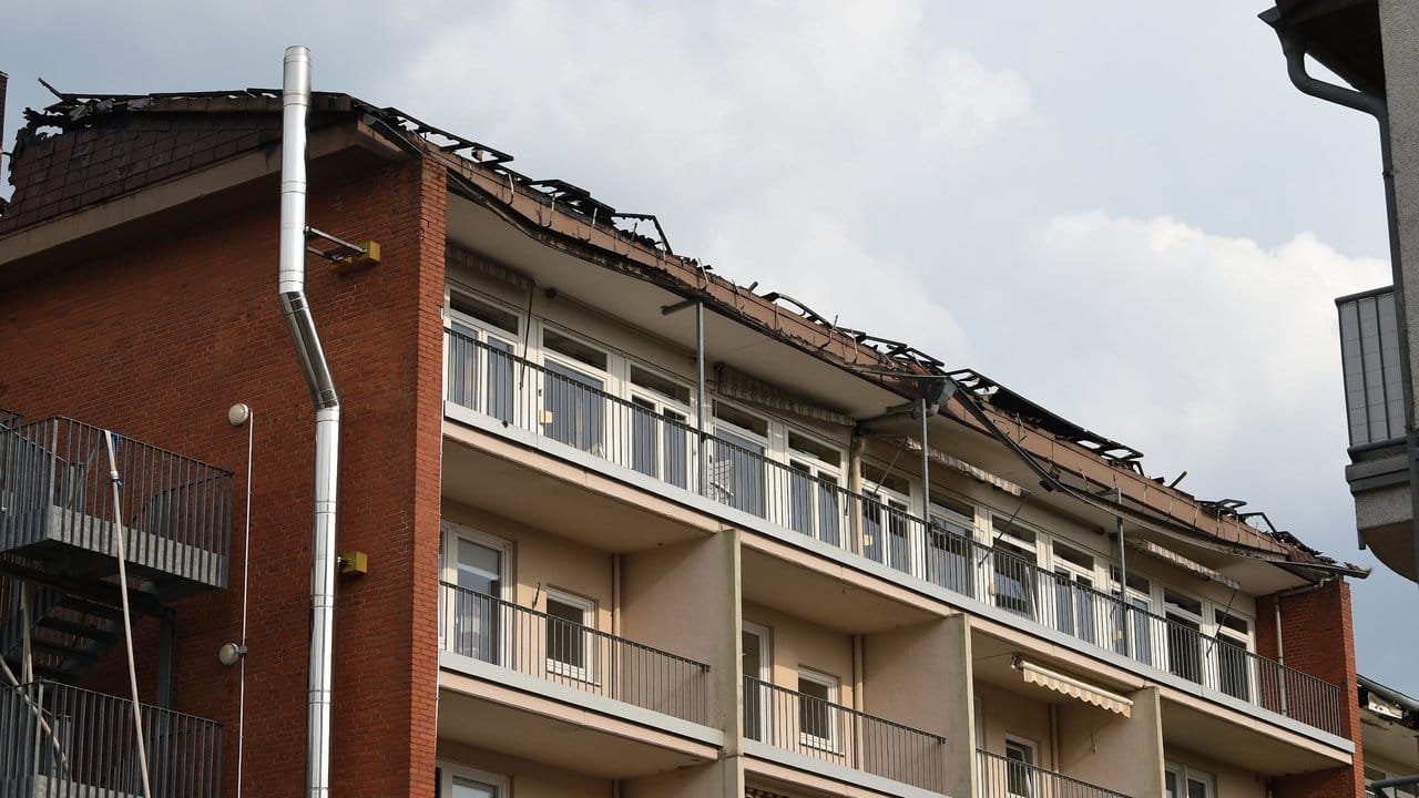 Verkohlte Dachplatten sind auf dem Dach des Pflege- und Altenheims zu sehen - das gesamte Dach brannte ab.