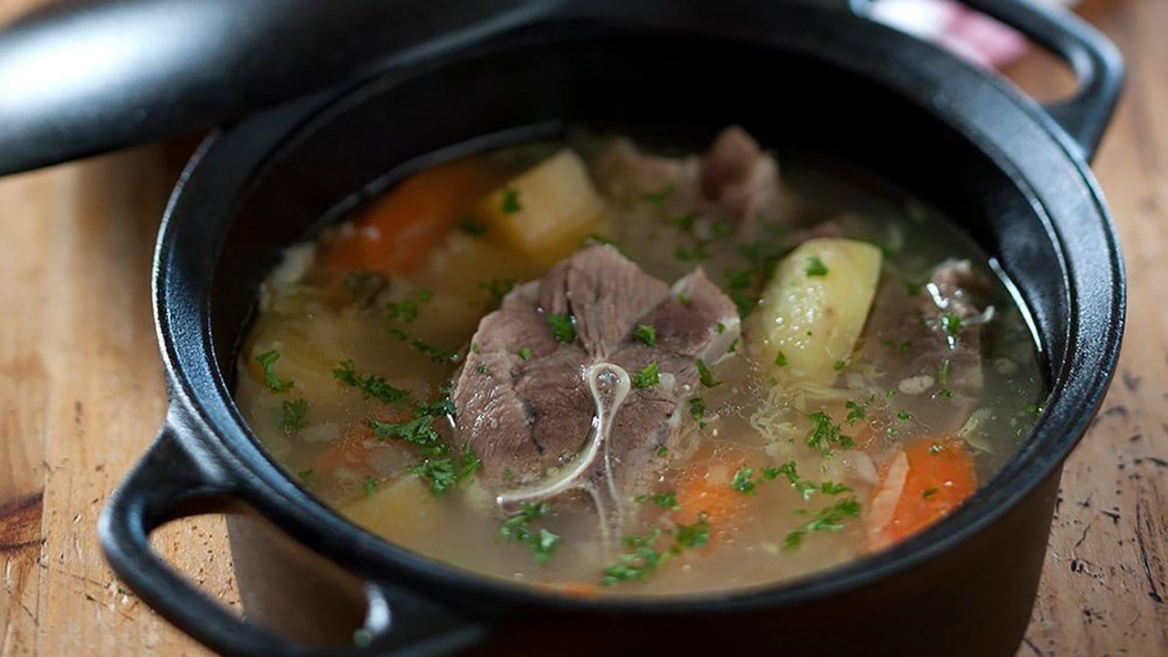 Lamm ist neben Fisch eine der wichtigsten Zutaten in Islands Küche - hier wurde das Fleisch in einer Suppe verarbeitet, die Kjötsúpa.