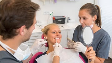 Gut informiert: Vor jedem Zahn-Bleaching sollte eine Beratung beim Zahnarzt stehen.
