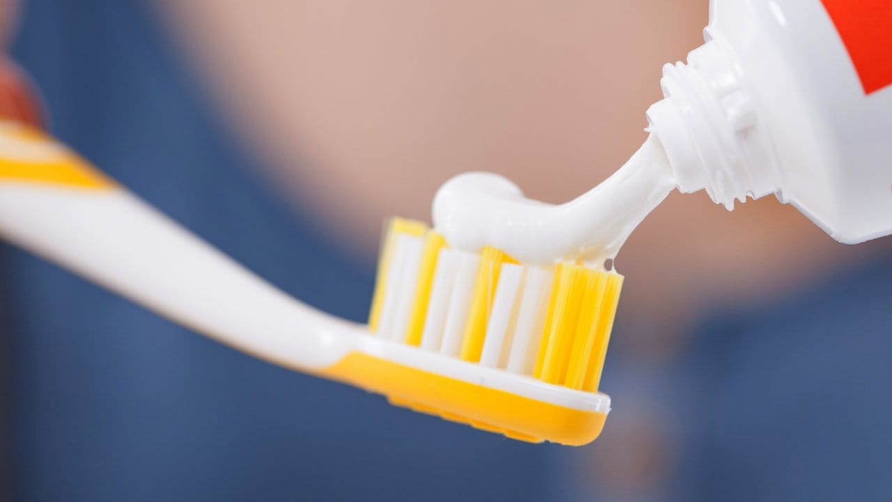 Aufheller mit Tücken: Von Weißmacher-Zahncremes raten Zahnärzte eher ab - dauerhafte Wirkung haben sie nicht.