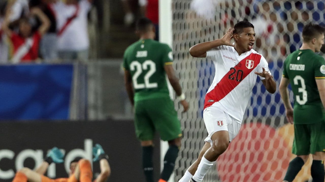 Perus Edison Flores jubelt über sein Tor zum 3:1 gegen Bolivien.