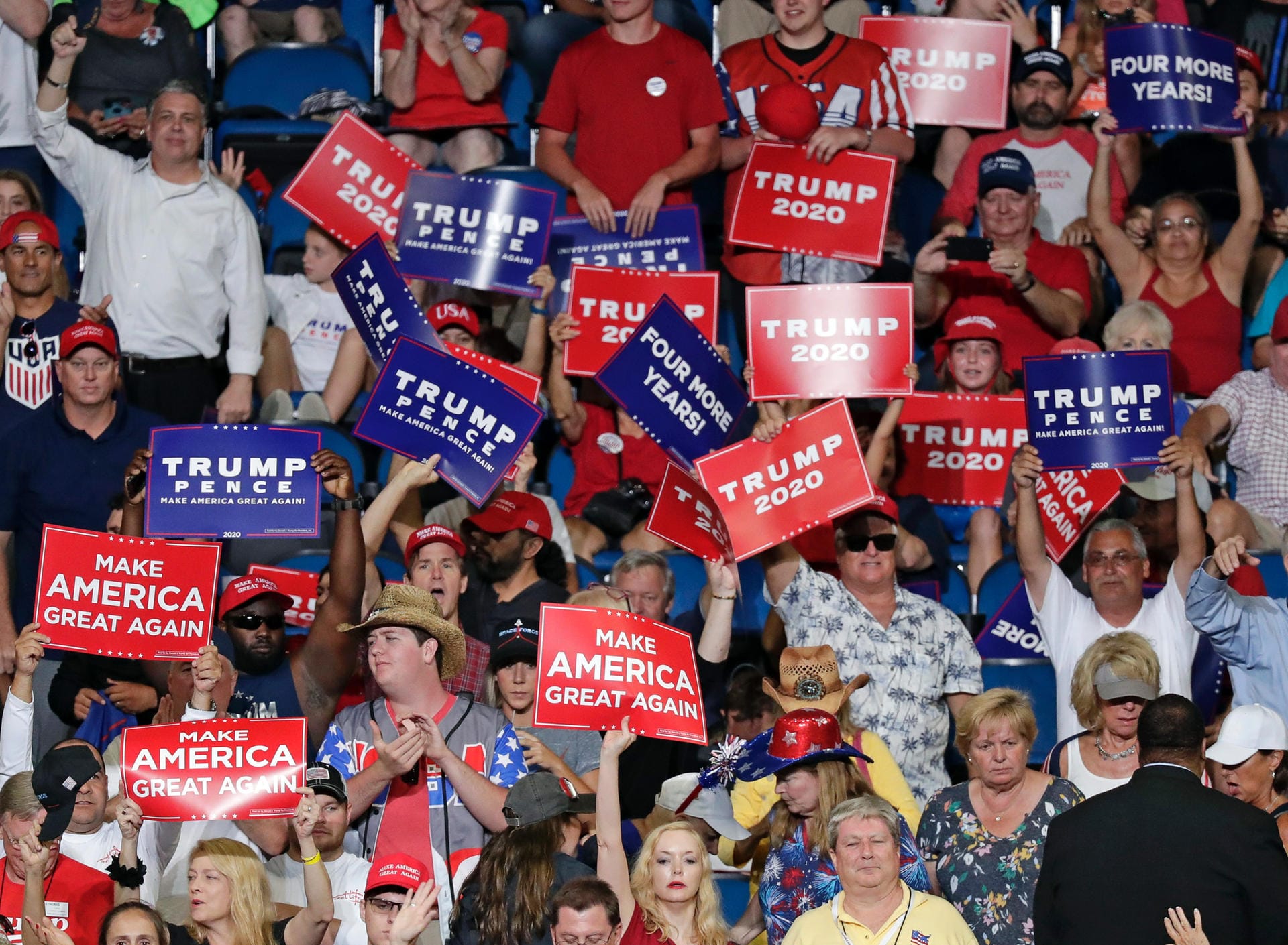 Fans applaudieren für US-Präsident Trump.