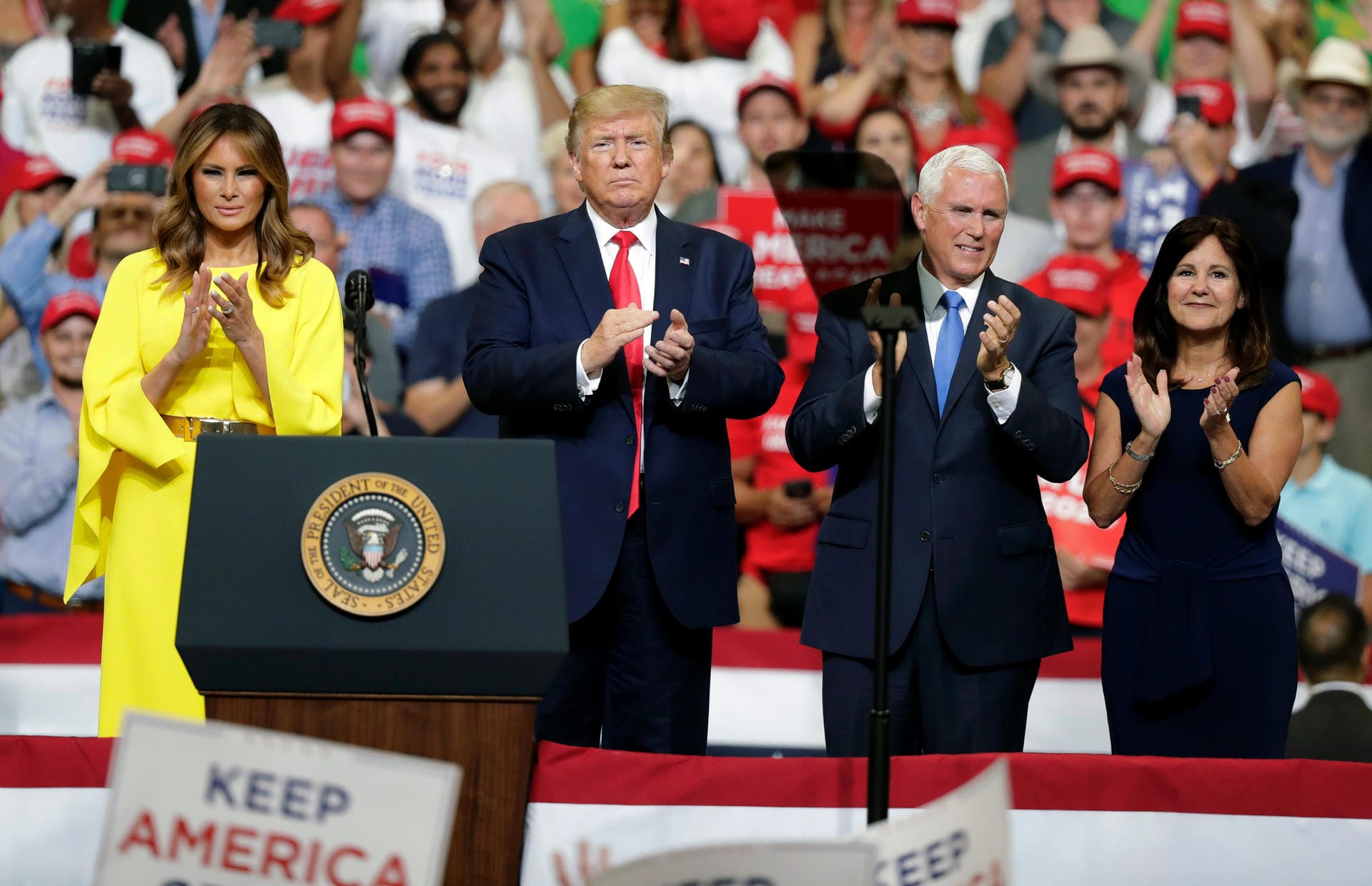 First Lady Melania Trump, Präsident Donald Trump, Vize-Präsident Mike Pence und Karen Pence begrüßen die Fans.