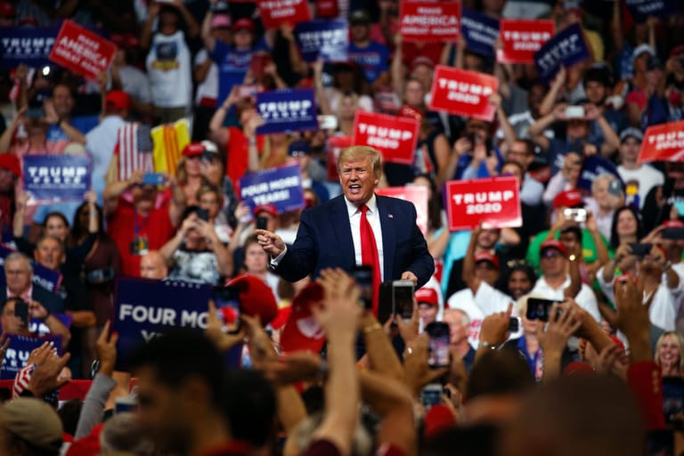 Trump inmitten seiner Anhänger: 20.000 Zuschauer kamen zu der Wahlkampfveranstaltung.