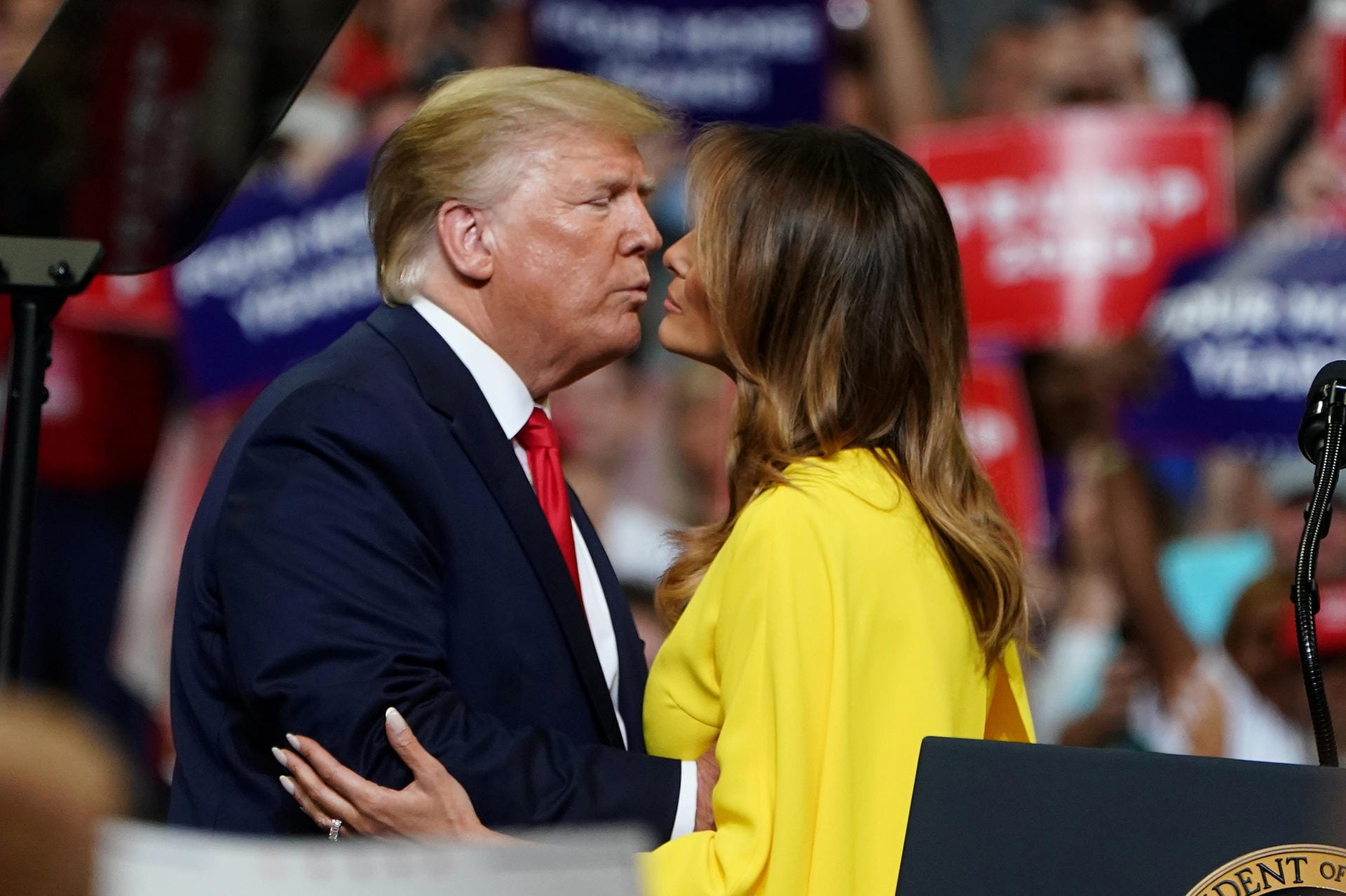 Trump küsst seine Ehefrau, die First Lady Melania Trump.