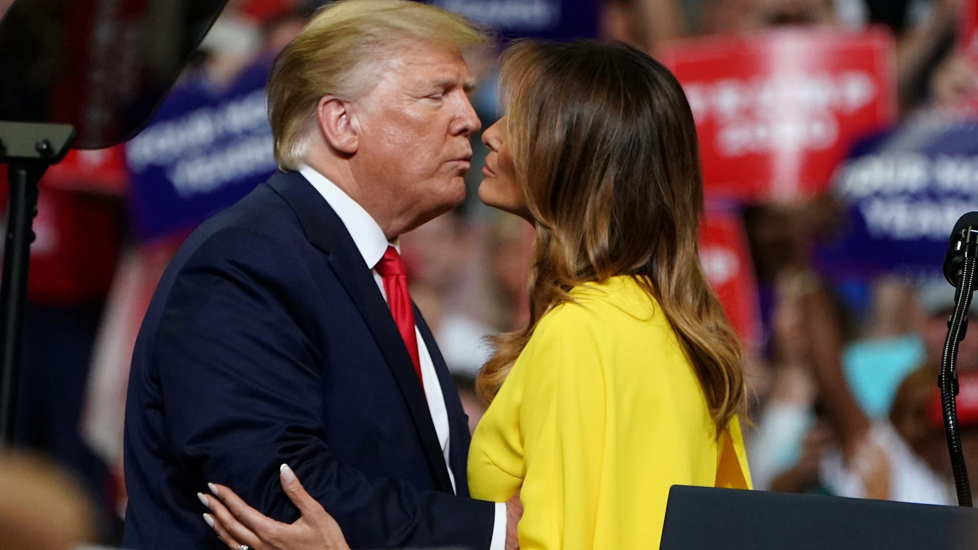 Trump küsst seine Ehefrau, die First Lady Melania Trump.