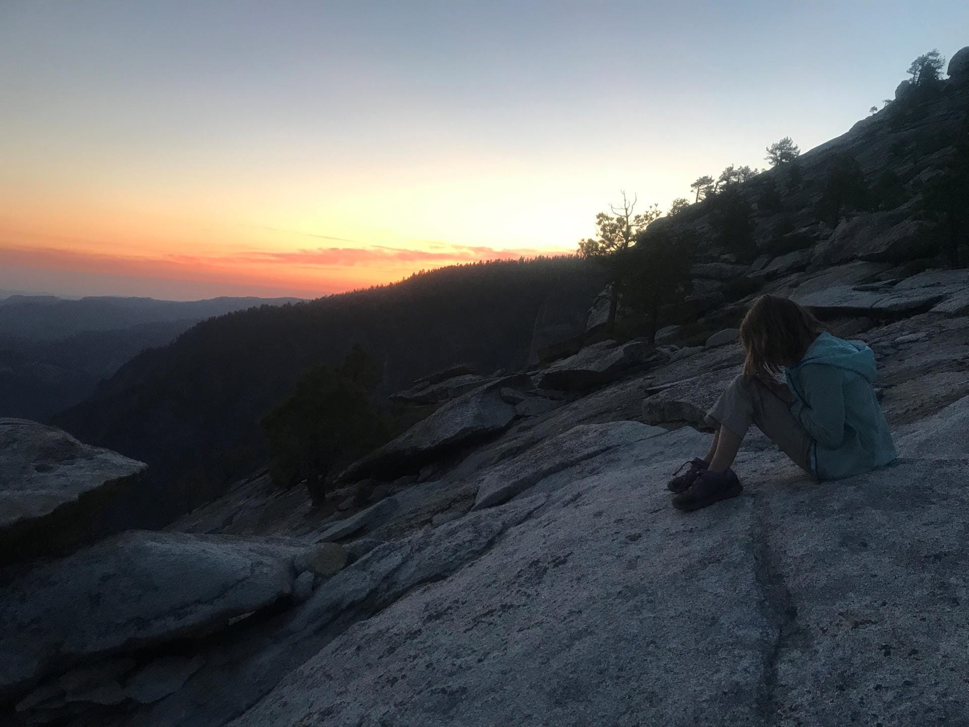 Die Sonne versinkt hinter dem Yosemite-Nationalpark im US-Bundesstaat Kalifornien.