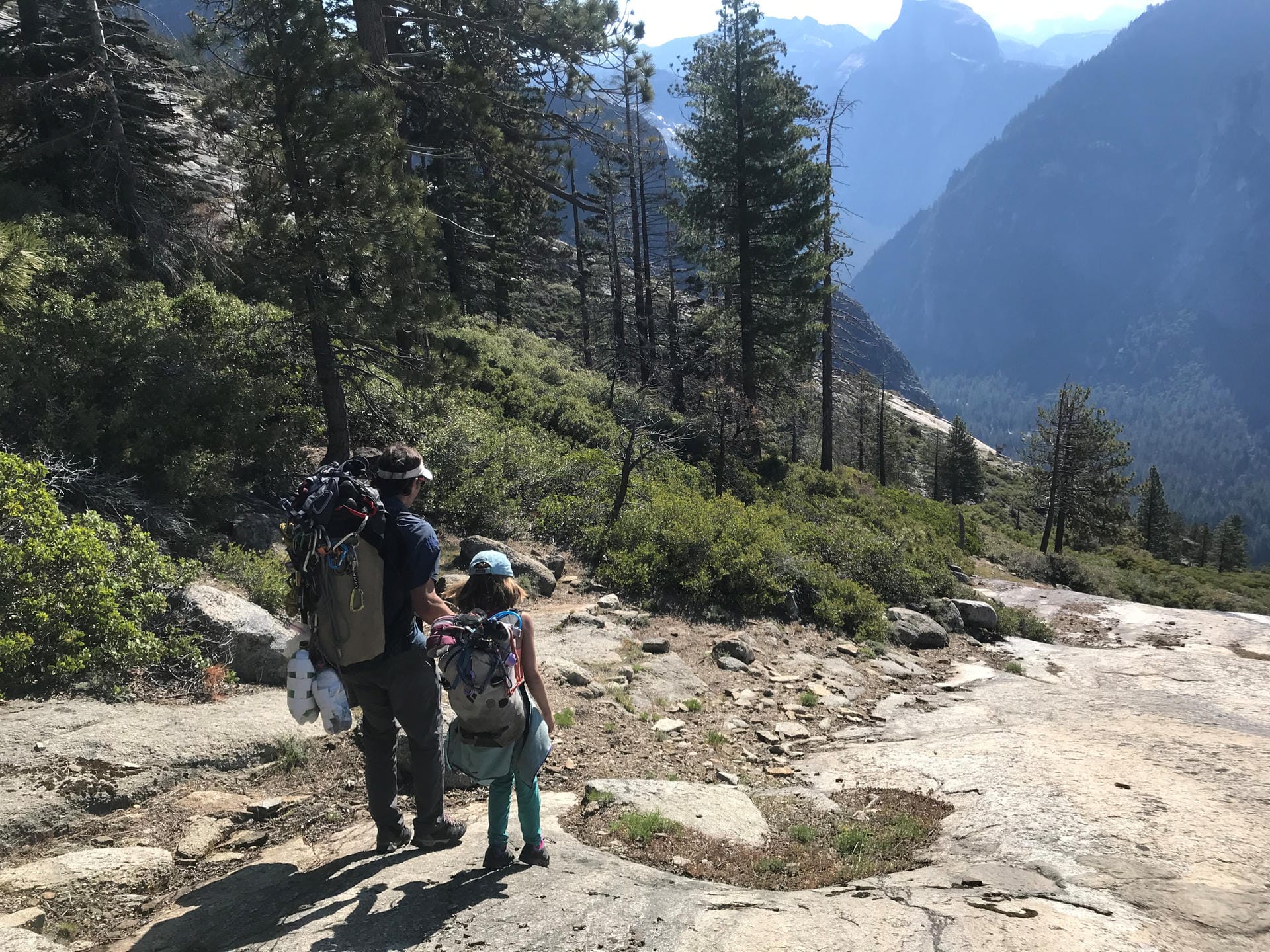 Selah Schneiter und ihr Vater Mike machen eine Pause. Sie genießen die Aussicht auf dem Berg "El Capitan im Yosemite-Park.