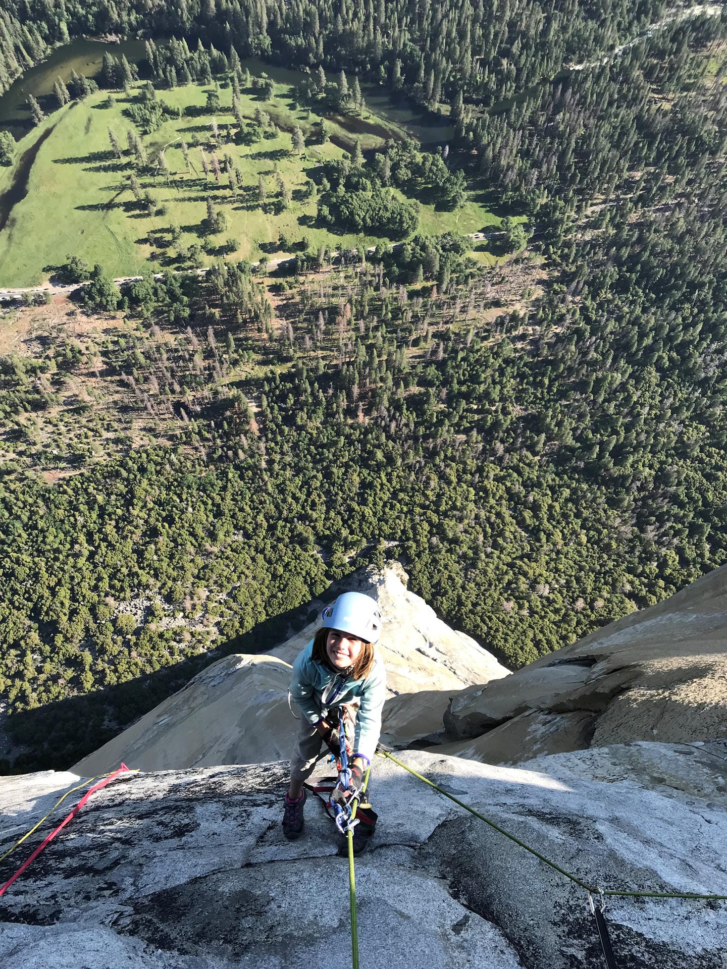 In schwindelerregender Höhe hängt Selha Schneiter an einem Seil im Yosemite-Nationalpark. Mit ihren zehn Jahren ist sie eine der jüngsten Kletterinnen hier.